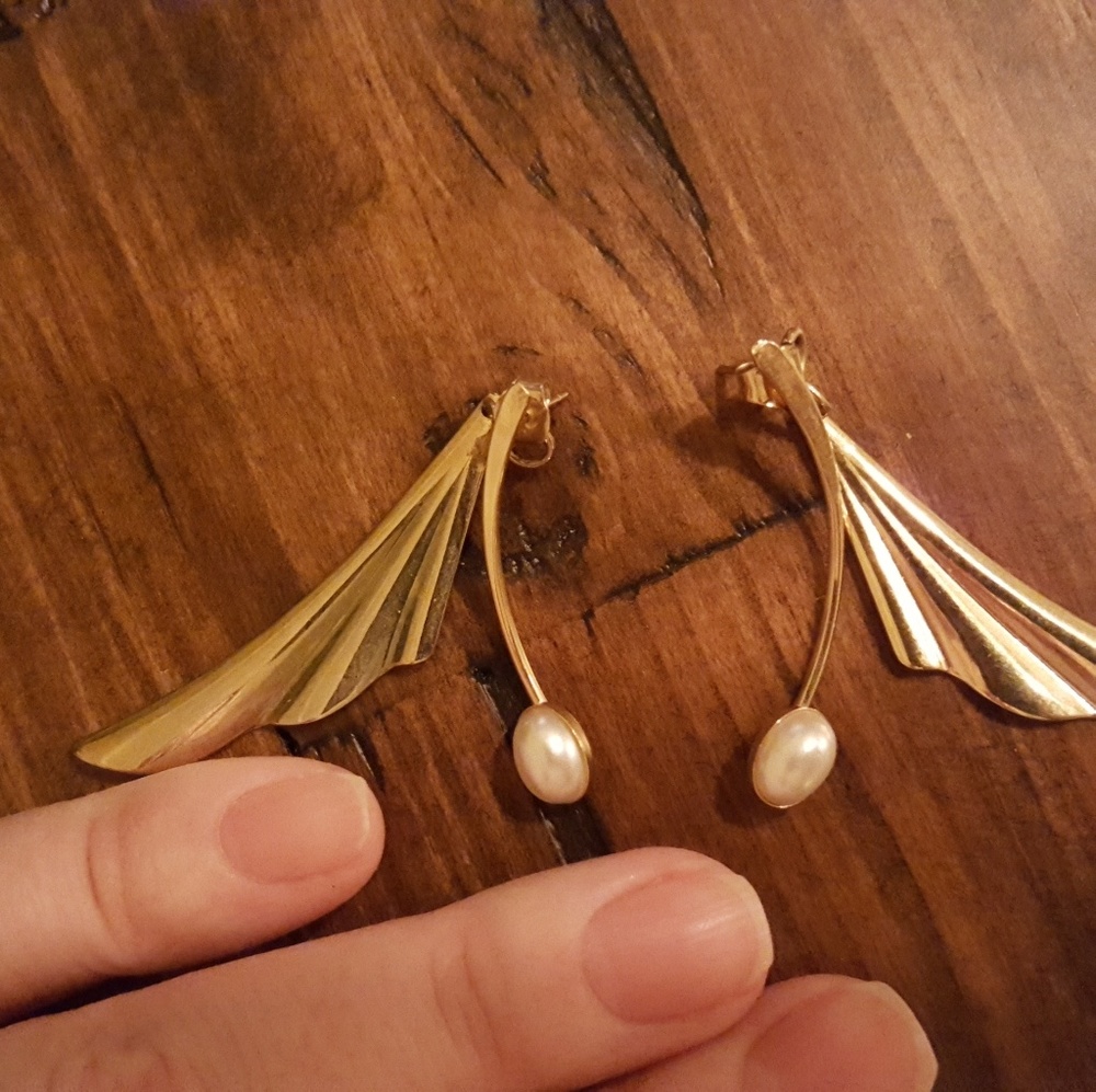 Retro faux gold wing and pearl earrings.